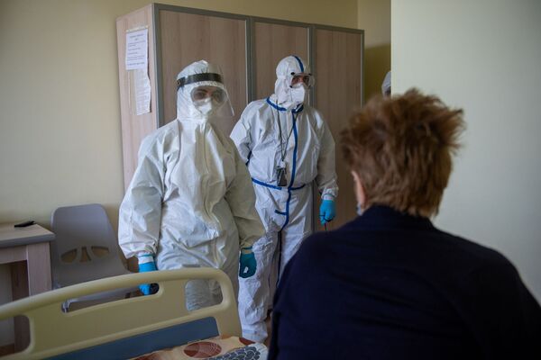 Инфицированная коронавирусом пациентка в медцентре Арташат (на первом плане) общается с корреспондентом Sputnik Армения - Sputnik Армения