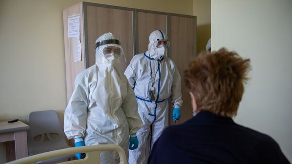 Инфицированная коронавирусом пациентка в медцентре Арташат (на первом плане) общается с корреспондентом Sputnik Армения - Sputnik Արմենիա