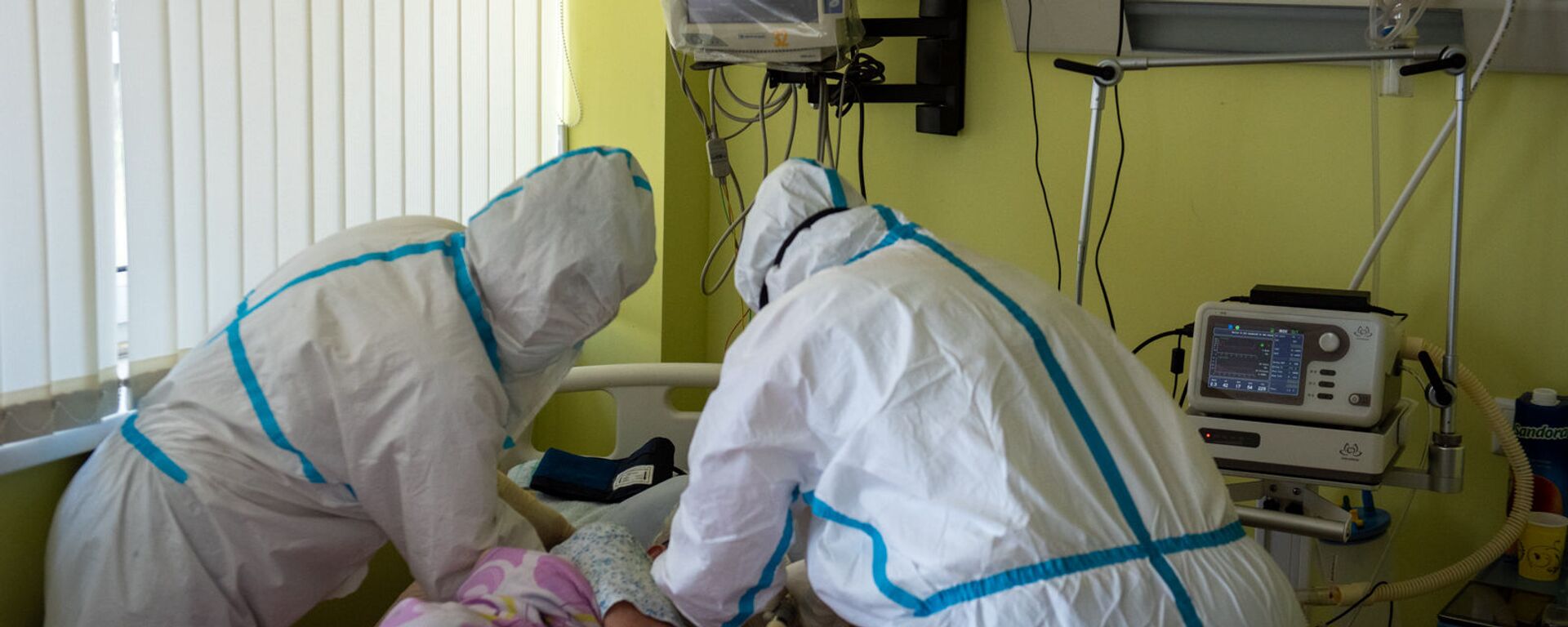 Медсестры ухаживают за пациентом в реанимации медцентра Арташат - Sputnik Армения, 1920, 27.08.2021