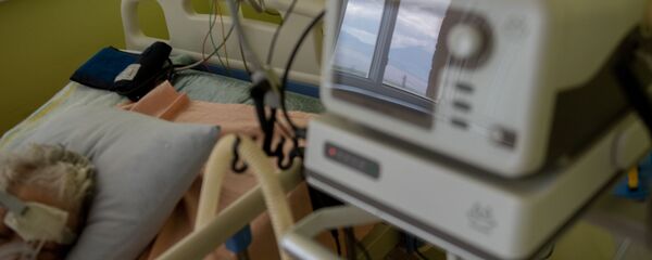 Пациент, подключенный к аппарату ИВЛ в реанимации медцентра Арташат - Sputnik Արմենիա