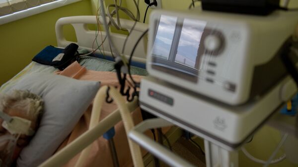 Пациент, подключенный к аппарату ИВЛ в реанимации медцентра Арташат - Sputnik Արմենիա