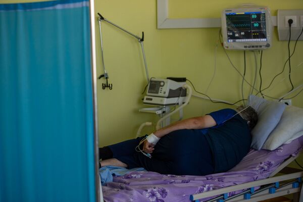 Пациент в реанимации медцентра Арташат - Sputnik Армения