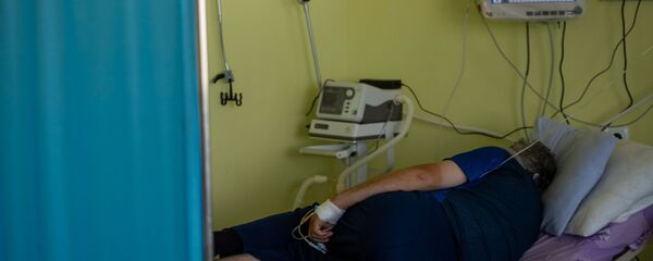 Пациент в реанимации медцентра Арташат - Sputnik Արմենիա