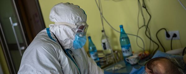 Медсестра ухаживает за пациентом в реанимации медцентра Арташат - Sputnik Արմենիա