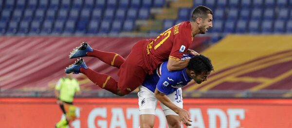 Полузащитник Ромы Генрих Мхитарян против защитника Сампдории Майи Йошиды во время футбольного матча Серии А между Ромой и Сампдорией (24 июня 2020). Рим - Sputnik Արմենիա