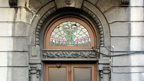 Витражное стекло над парадной дверью дома Александра Магикяна, Тбилиси - Sputnik Արմենիա