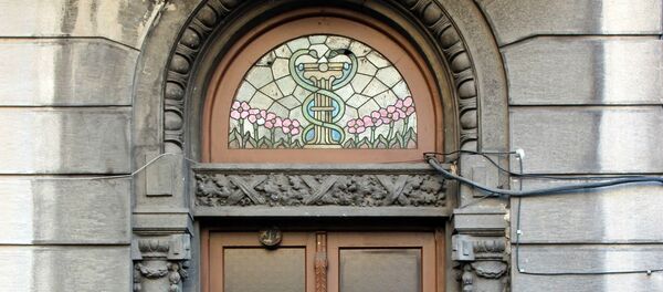 Витражное стекло над парадной дверью дома Александра Магикяна, Тбилиси - Sputnik Армения