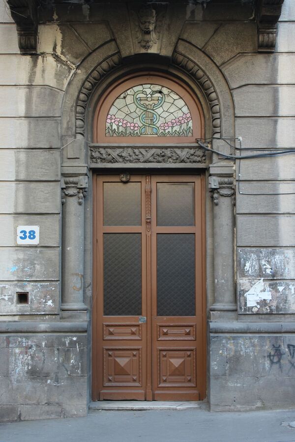 Последний из Магикян Тбилиси, или Что скрывается за витражной дверью дома врача-армянина - Sputnik Армения