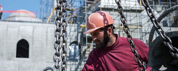 Рабочий во время строительства, архивное фото - Sputnik Армения