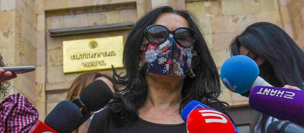 Наира Зограбян у Конституционного Суда (26 июня 2020). Еревaн - Sputnik Արմենիա