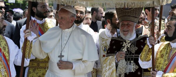 Папа Франциск (слева) и католикос Гарегин II у Армянского Апостольского собора (26 июля 2016). Эчмиадзин Папа Франциск (слева) и католикос Гарегин II у Армянского Апостольского собора (26 июля 2016). Эчмиадзин - Sputnik Армения