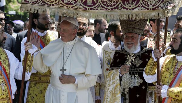 Папа Франциск (слева) и католикос Гарегин II у Армянского Апостольского собора (26 июля 2016). Эчмиадзин - Sputnik Армения