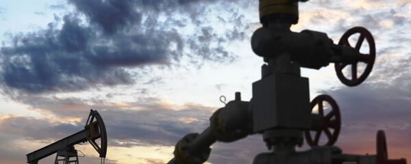 Нефтяная качалка на фоне заката - Sputnik Արմենիա