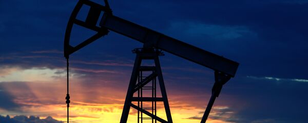 Нефтяная качалка на фоне заката - Sputnik Армения
