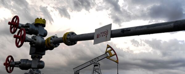 Нефтяная качалка на фоне заката - Sputnik Արմենիա