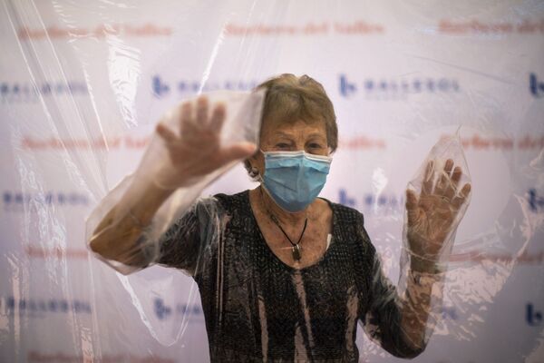 96-летняя Изабель Перес Лопес в медицинской маске и в защитных перчатках перед встречей с дочерью в доме престарелых в Барселоне, Испания - Sputnik Армения