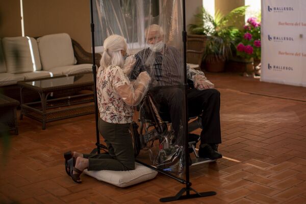 61-летняя Долорес Рейес Фернандес впервые за 4 месяца видит своего отца Хосе Рейеса Лозано в доме престарелых в Барселоне, Испания - Sputnik Армения