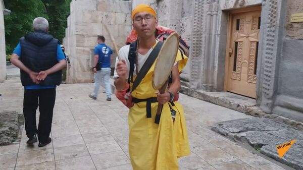 А почему вы без маски? Японец-буддист застрял из-за пандемии в Армении, но не растерялся - Sputnik Армения