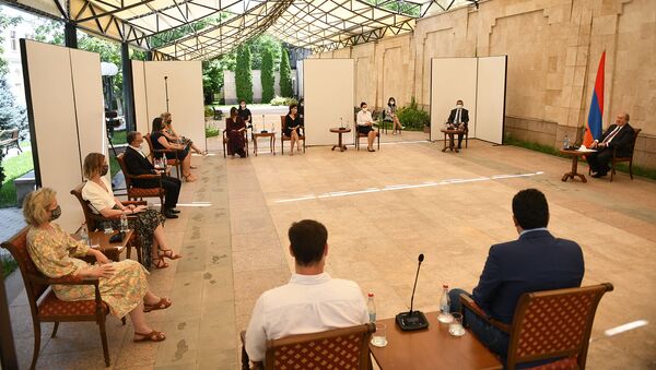 Президент Армен Саркисян принял вторую группу французских медицинских работников, прибывших в Армению для помощи своим коллегам в борьбес эпидемией коронавируса (26 июнв 2020). Еревaн - Sputnik Արմենիա
