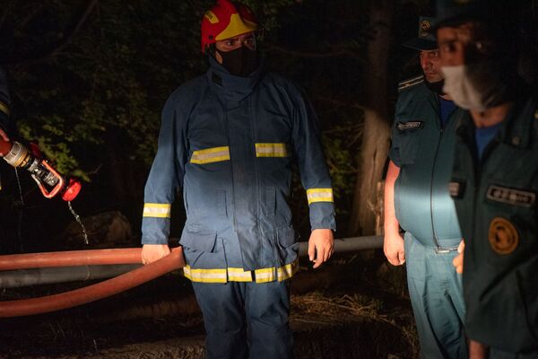 Есть вероятность нового возгорания: глава МЧС Армении на месте крупного пожара в Ереване - Sputnik Армения