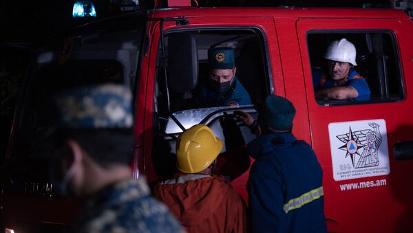Спасатели МЧС на месте пожара в Цицернакаберде (26 июня 2020). Еревaн - Sputnik Արմենիա