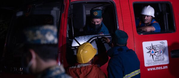 Спасатели МЧС на месте пожара в Цицернакаберде (26 июня 2020). Еревaн - Sputnik Արմենիա