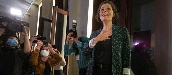 Кандидат в мэры Страсбурга Жанна Барсегян празднует вместе со своими сторонниками победу во втором туре выборов (28 июня 2020). Страсбург Кандидат в мэры Страсбурга Жанна Барсегян празднует вместе со своими сторонниками победу во втором туре выборов (28 июня 2020). Страсбург - Sputnik Արմենիա