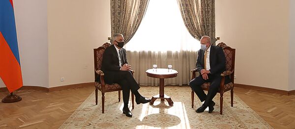 Вице-премьер Мгер Григорян встретился с Чрезвычайным и Полномочным послом России в Армении Сергеем Копыркином (29 июня 2020). Еревaн - Sputnik Армения