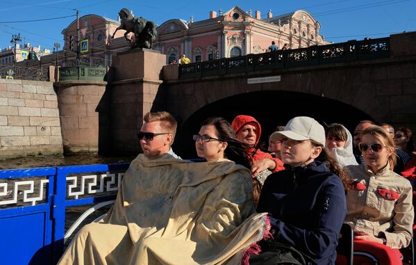 Туристы на прогулочном катере в Санкт-Петербурге - Sputnik Армения