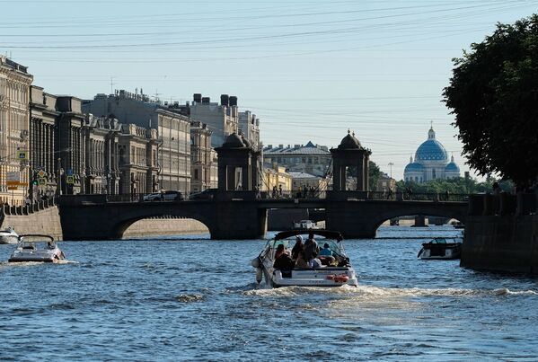 Прогулочные катера на реке Фонтанка и мост Ломоносова в Санкт-Петербурге - Sputnik Армения