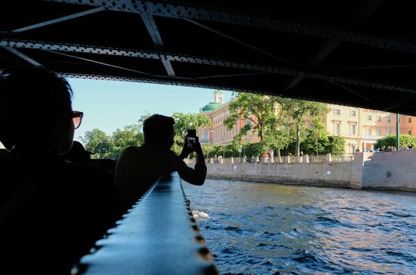 Туристы на прогулочном катере на реке Фонтанке в Санкт-Петербурге - Sputnik Армения