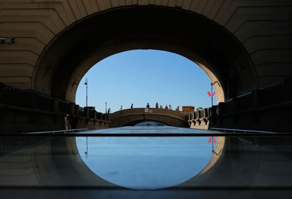 Вид с прогулочного катера на мост через канал Зимняя канавка в Санкт-Петербурге - Sputnik Армения
