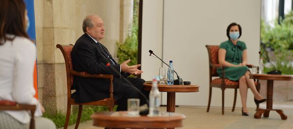 Президент Армен Саркисян принимает группу медработников из Литвы (30 июня 2020). Еревaн Президент Армен Саркисян принимает группу медработников из Литвы (30 июня 2020). Еревaн - Sputnik Արմենիա