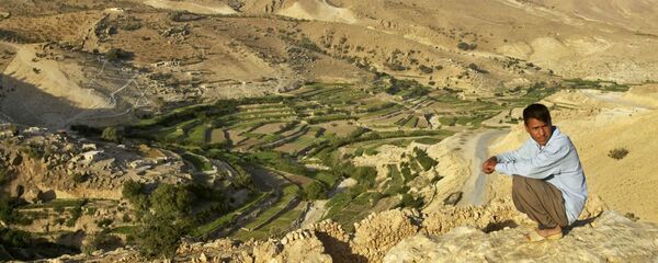 Мужчина-езид на скале над террасами, которые его деревня использует для ведения сельского хозяйства на горе Синджар (19 сентября 2005). Ирак Мужчина-езид на скале над террасами, которые его деревня использует для ведения сельского хозяйства на горе Синджар (19 сентября 2005). Ирак - Sputnik Армения