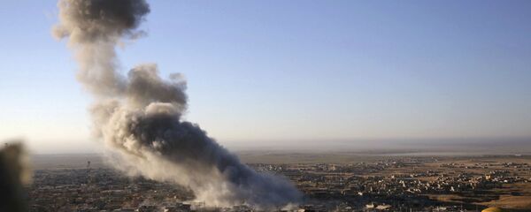 Взрыв после воздушного удара над северным иракским городом Синджар, произведенного боевиками ИГ (12 ноября 2015). Ирак - Sputnik Армения