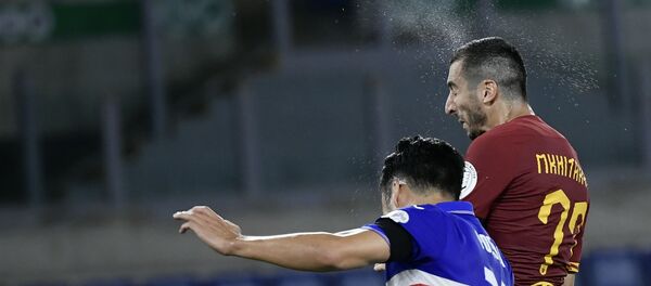 Армянский полузащитник Ромы Генрих Мхитарян (справа) и японский защитник Сампдории Майя Йошида во время футбольного матча за закрытыми дверями между Ромой и Сампдорией на Олимпийском стадионе (24 июня 2020). Рим - Sputnik Արմենիա