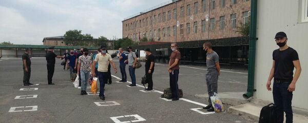 Социальная дистанция во время летнего призыва (1 июля 2020). Еревaн - Sputnik Արմենիա