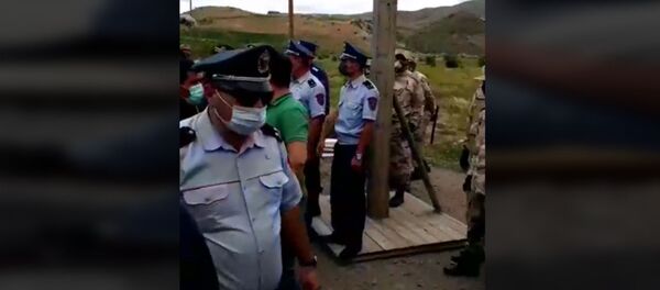 Охрана и местные жители у рудника Амулсар (1 июля 2020). Джермук - Sputnik Արմենիա