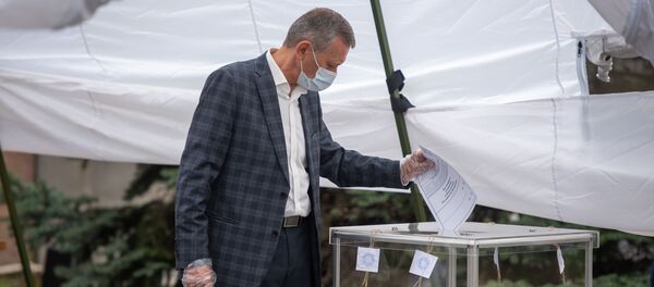 Второй день голосования по поправкам в Конституцию в посольстве РФ в Армении (30 июня 2020). Еревaн - Sputnik Արմենիա