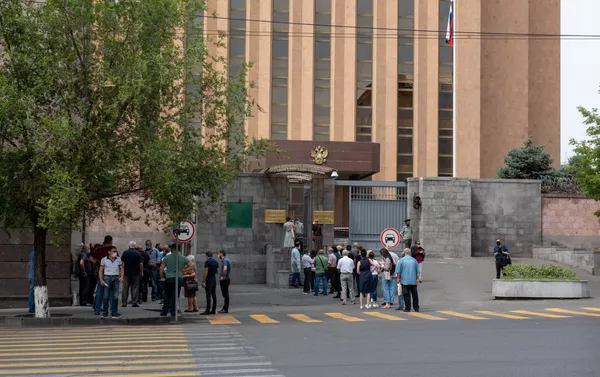 Второй день голосования по поправкам в Конституцию в посольстве РФ в Армении (30 июня 2020). Еревaн - Sputnik Армения