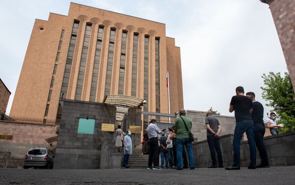 Второй день голосования по поправкам в Конституцию в посольстве РФ в Армении (30 июня 2020). Еревaн - Sputnik Армения