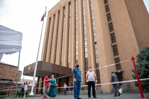 За сотрудничество с Арменией: как проходит голосование в посольстве России За сотрудничество с Арменией: как проходит голосование в посольстве России - Sputnik Армения