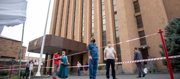 Второй день голосования по поправкам в Конституцию в посольстве РФ в Армении (30 июня 2020). Еревaн Второй день голосования по поправкам в Конституцию в посольстве РФ в Армении (30 июня 2020). Еревaн - Sputnik Արմենիա