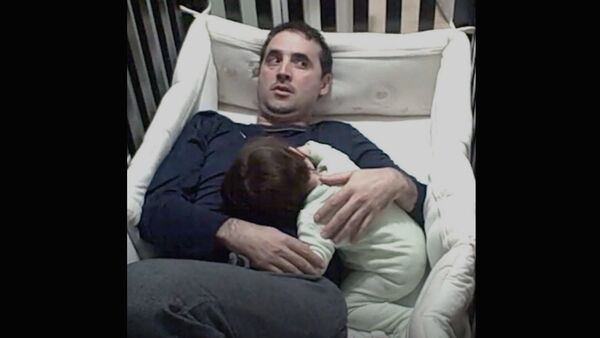 Креативный папа пытается уложить дочку спать. Миссия невыполнима! - Sputnik Армения
