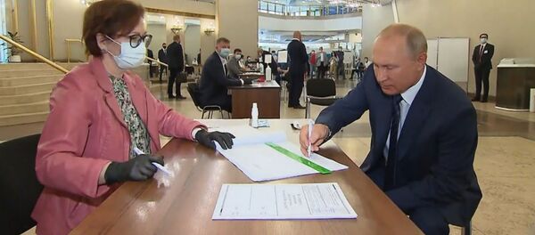 Владимир Путин проголосовал по поправкам к Конституции России - Sputnik Արմենիա