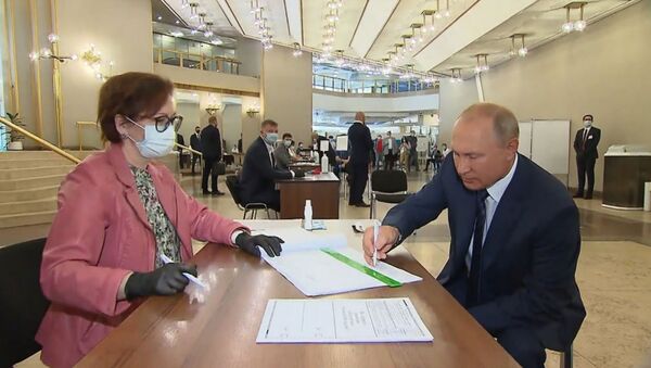 Владимир Путин проголосовал по поправкам к Конституции России - Sputnik Արմենիա