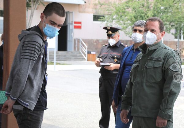 Նախարարը հետևել է զորակոչին և խաղաղ ու անվտանգ ծառայություն մաղթել զորակոչիկներին - Sputnik Արմենիա