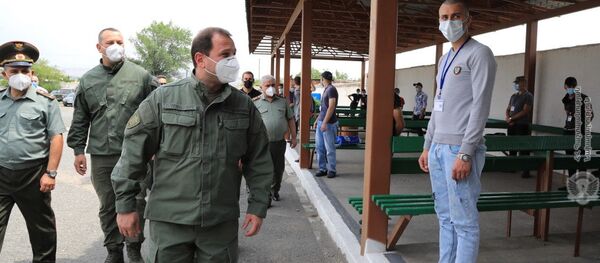 Министр обороны Давид Тоноян во время проверки санитарных норм летнего призыва (1 июня 2020). Еревaн - Sputnik Армения