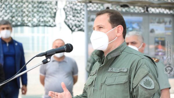 Министр обороны Давид Тоноян во время проверки санитарных норм летнего призыва (1 июня 2020). Еревaн - Sputnik Արմենիա