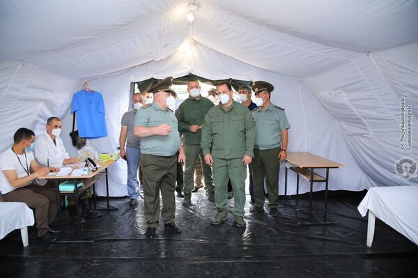 Նախարարը հետևել է զորակոչին և խաղաղ ու անվտանգ ծառայություն մաղթել զորակոչիկներին - Sputnik Արմենիա